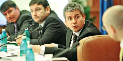 Daniel Buda (centru) acuză Opoziţia că a blocat dezbaterile din Comisia de revizuire a Constituţiei  