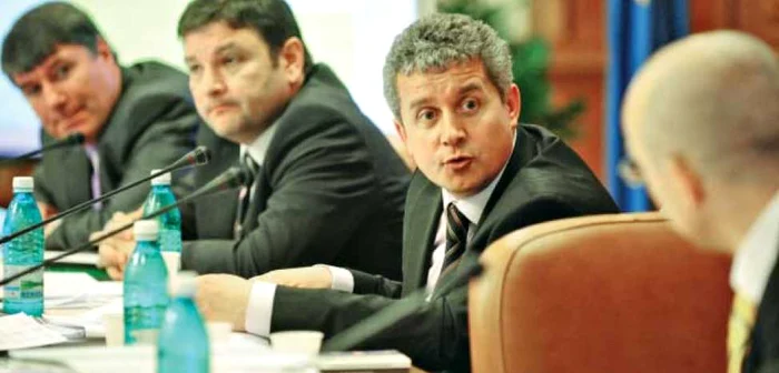 Daniel Buda (centru) acuză Opoziţia că a blocat dezbaterile din Comisia de revizuire a Constituţiei