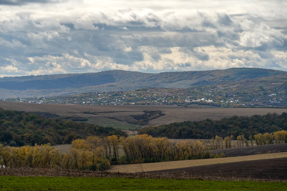 Peisaj din satul în care cei doi tineri locuiesc. 