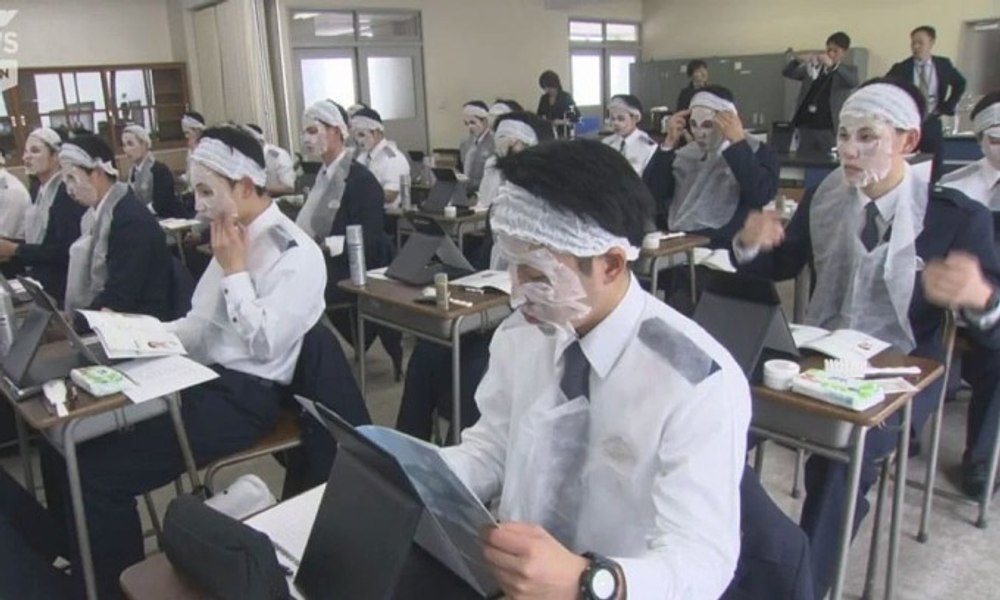 Val de ironii după ce o academie de poliție din Japonia a decis să-i învețe pe bărbați cum să se machieze