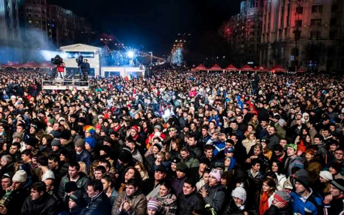 Anul trecut, de Revelion, în Piaţa Constituţiei au fost aproximativ 50.000 de oameni FOTO Arhivă