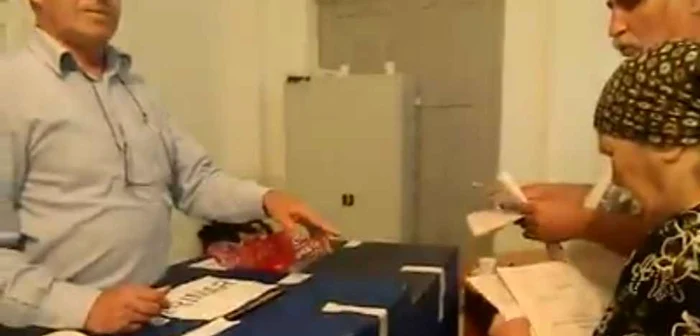 Şeful comisiei secţiei de votare plasat "strategic" în faţa urnelor FOTO Captură Facebook