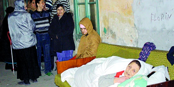 Ana Ursu doarme noaptea pe canapeaua scoasă din casă