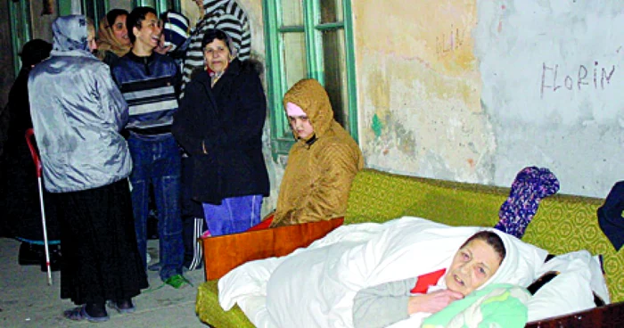 Ana Ursu doarme noaptea pe canapeaua scoasă din casă