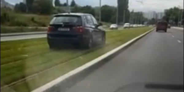 masina pe linia verde tramvai Rebreanu
