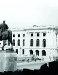Palatul Regal (fotografiat din clădirea Fundației „Regele Carol I”), avariat de bombardamentele aviației germane