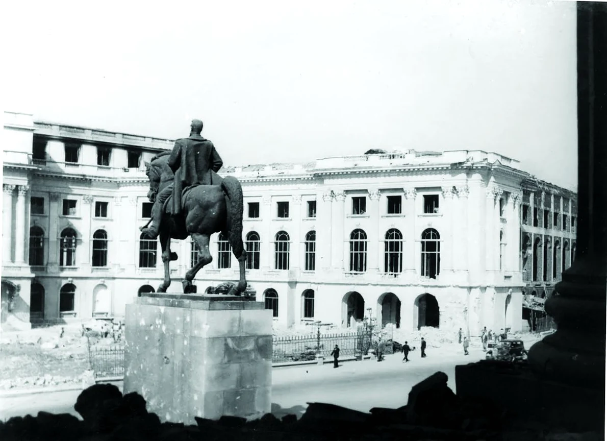 Palatul Regal (fotografiat din clădirea Fundației „Regele Carol I”), avariat de bombardamentele aviației germane