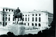Palatul Regal (fotografiat din clădirea Fundației „Regele Carol I”), avariat de bombardamentele aviației germane