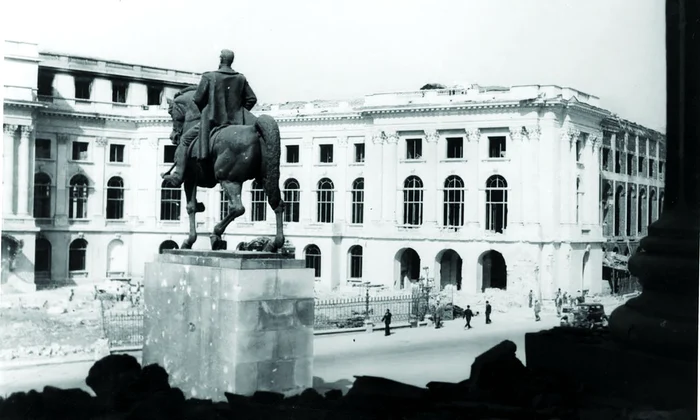 Palatul Regal (fotografiat din clădirea Fundației „Regele Carol I”), avariat de bombardamentele aviației germane