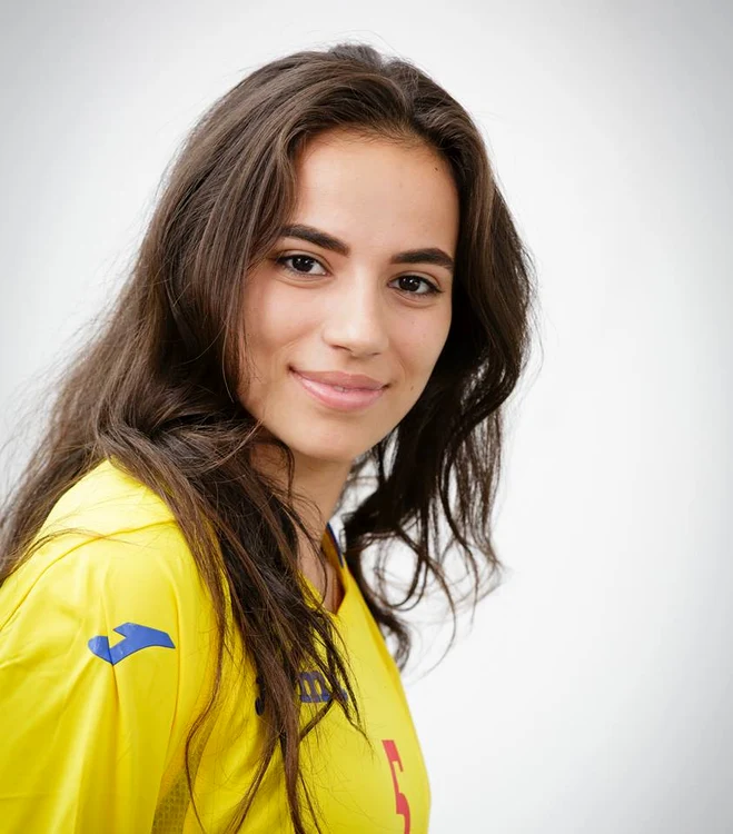 
    Declaraţiile sexiste ale lui Gigi Becali le-au supărat inclusiv pe jucătoarele din echipa naţională de fotbal feminin a României. Teo Meluţă, una dintre cele mai frumoase din echipă, a vrut să arate că fotbalul nu le schimonoseşte deloc, ba dimpotrivăFoto: https://www.facebook.com/FederatiaRomanaFotbal/  