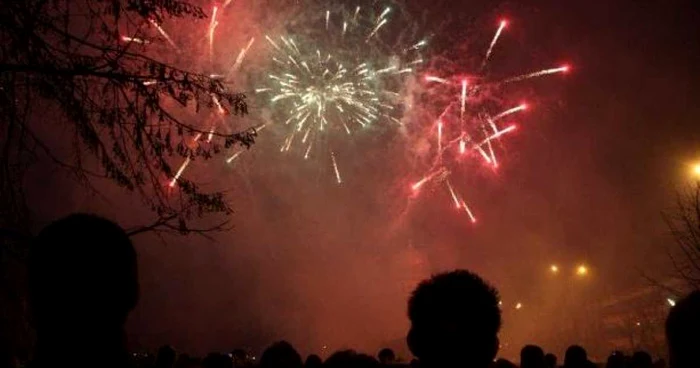 Focurile de artificii vor lumina cerul la miezul noptii