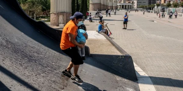Copii si parinti la plimbare / joaca in Spania FOTO Guliver / Getty Images