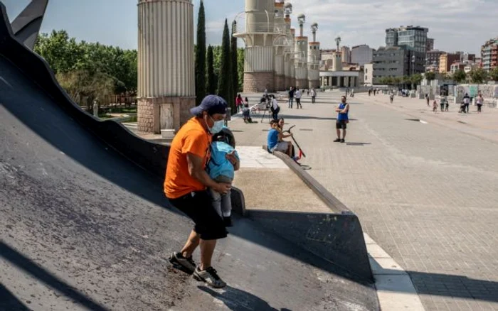 Copii şi părinţi la plimbare în Spania FOTO Guliver / Getty Images