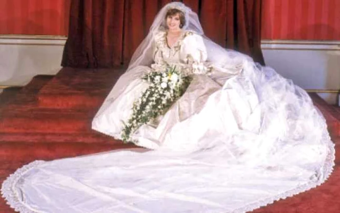 Lady Di, la nunta sa, în rochia devenită celebră