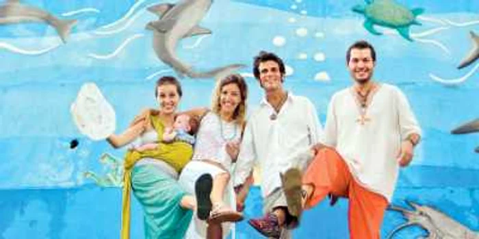 Laura, cu Sasha în braţe, Olivia, Marcelo şi Florian, într-o ipostază surprinsă în Maraú