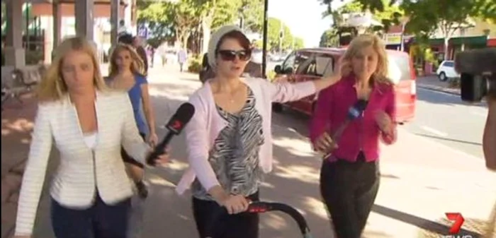 O femeie și-a stins țigara pe fața unei jurnalistefoto:captură youtube