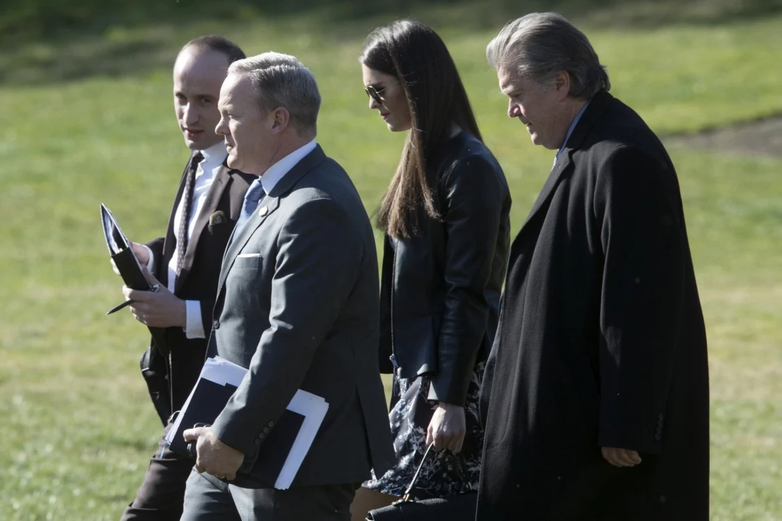 Purtătorul de cuvânt, Sean Spicer şi consilierul pe securitate, Steve Banon/ Foto: EPA