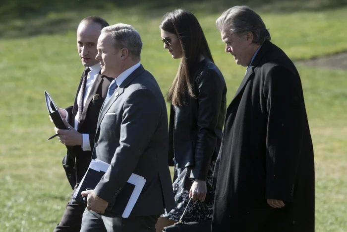 Purtătorul de cuvânt, Sean Spicer şi consilierul pe securitate, Steve Banon/ Foto: EPA