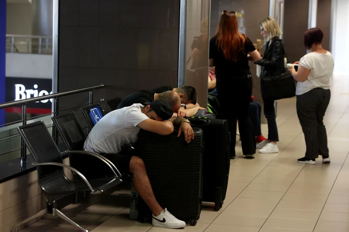 Oamenii aşteaptă să vadă dacă zborurile le vor pleca sau nu foto: Sever Gheorghe