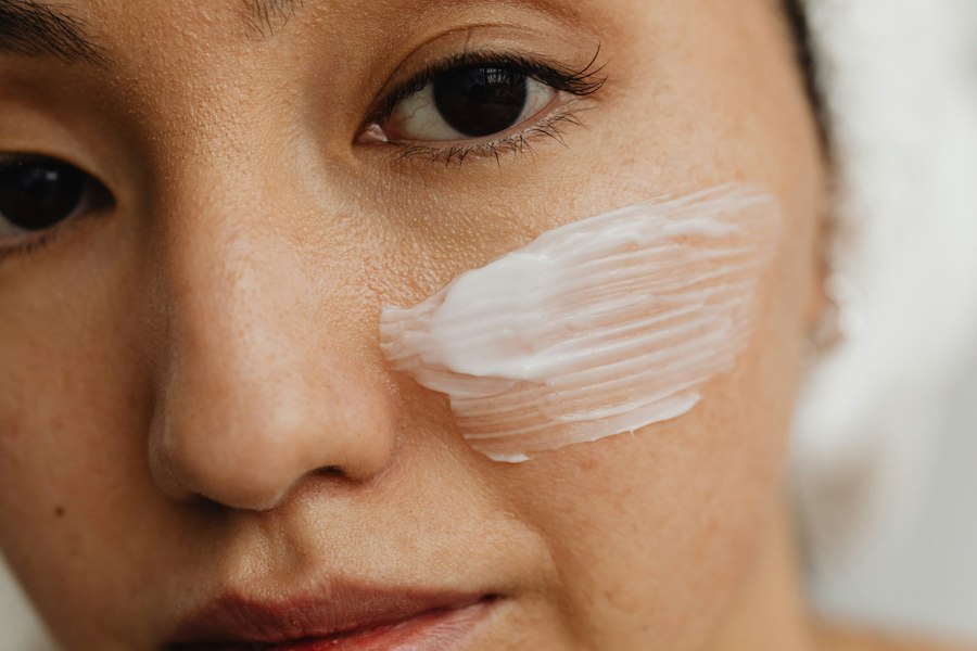 Rutina corectă de îngrijire a tenului. Cum aplici corect crema de față și cum alegi formula potrivită pentru lunile reci