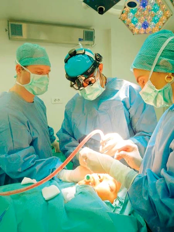 
    Daniela în timpul  operaţiei reparatorii  