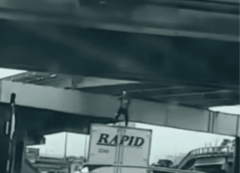Un tânăr care dansa pe un camion a murit după ce vehiculul a trecut pe sub un pod