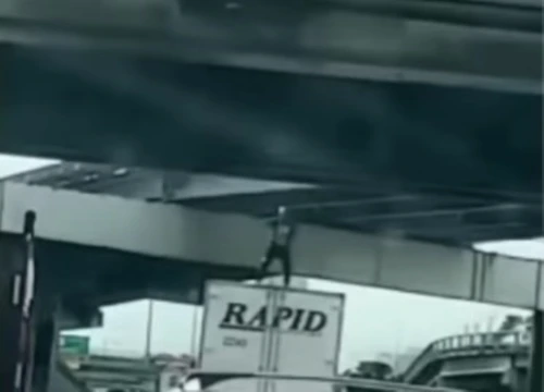 Bărbatul urcat pe remorca camionului.