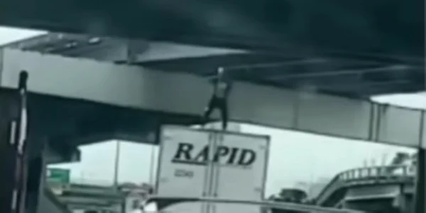 Un bărbat care dansa pe remorca unui camion a murit după ce vehiculul a trecut pe sub un pod. Foto: Captură video YouTube