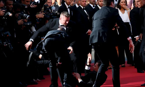 Vitalii Sediuk, sub rochia lui America Ferrera (FOTO AFP) jpeg