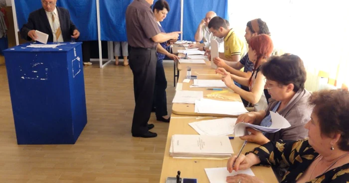 Oltenii au votat masiv alianţa de stânga, dar şi pe actorul Mircea Diaconu   (FOTO: Mugurel Manea)