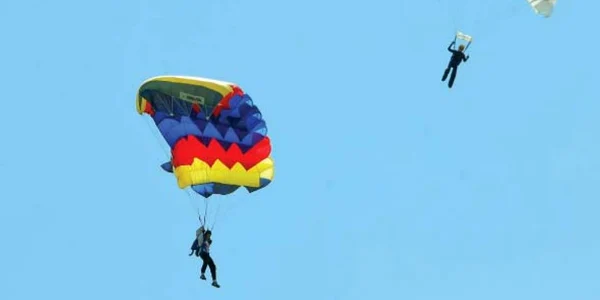 BRAŞOV. Show aerian în oraşul Ghimbav. Zeci de piloţi şi paraşutişti din ţară şi din străinătate au făcut spectacol ieri 