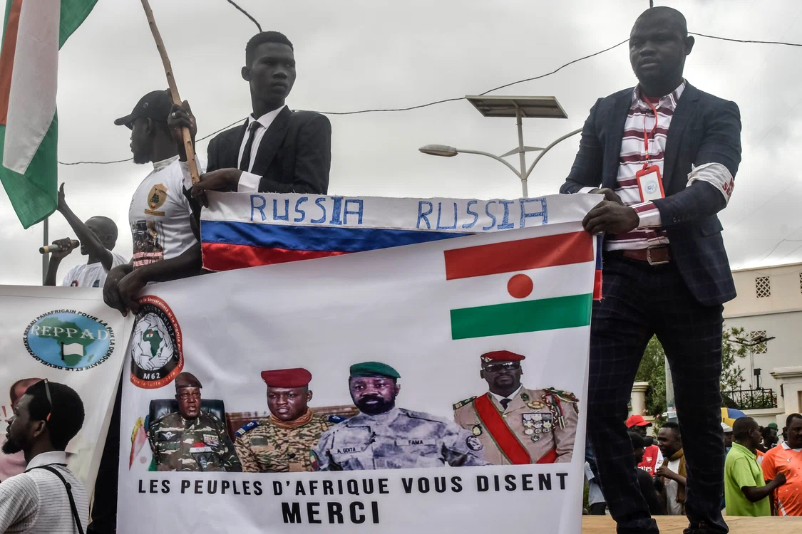 Protestatari in Niger cu bannere si steagul Rusiei FOTO AFP