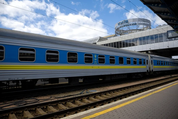 Tren albastru