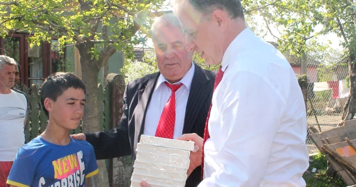 Mircea Geoană l-a felicitat pe Marian Becheanu şi i-a dăruit cărţi şi un laptop