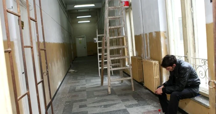 Craiova: Aşa arată unul dintre holurile Universităţii din Bănie.