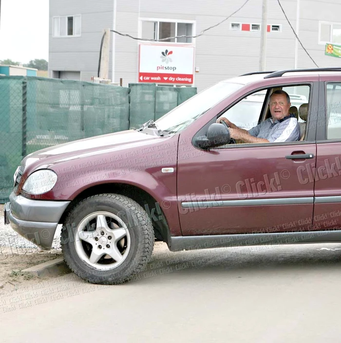 
    Cele două maşini sechestrate se  află încă în curtea milionarului  