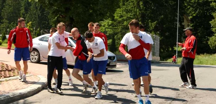 Campionii se antrenează în Poiană. Foto: Stelian Grăjdan