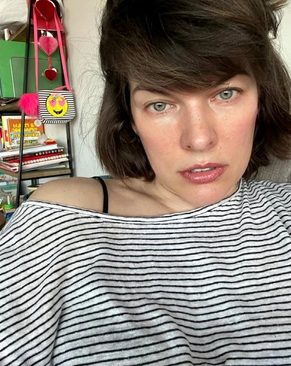 
    În rolul care  a consacrat-o  din ”Resident  Evil”, 2002  