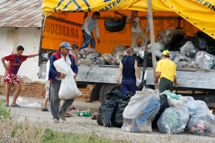 Voluntarii au strâns gunoaiele în saci de unică folosinţă. Foto: Adevărul