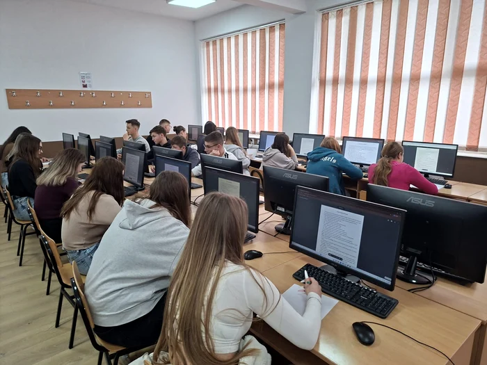 Elevii în laboratorul de informatică FOTO Cosmin Zamfirache