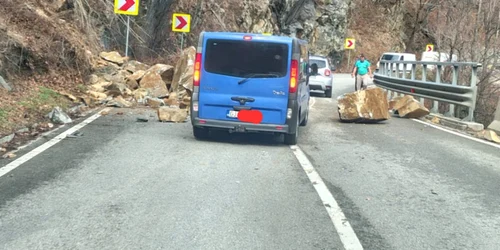 DN 66 Polatiste, alunecari pietre de pe versanti foto DRDP Craiova jpg