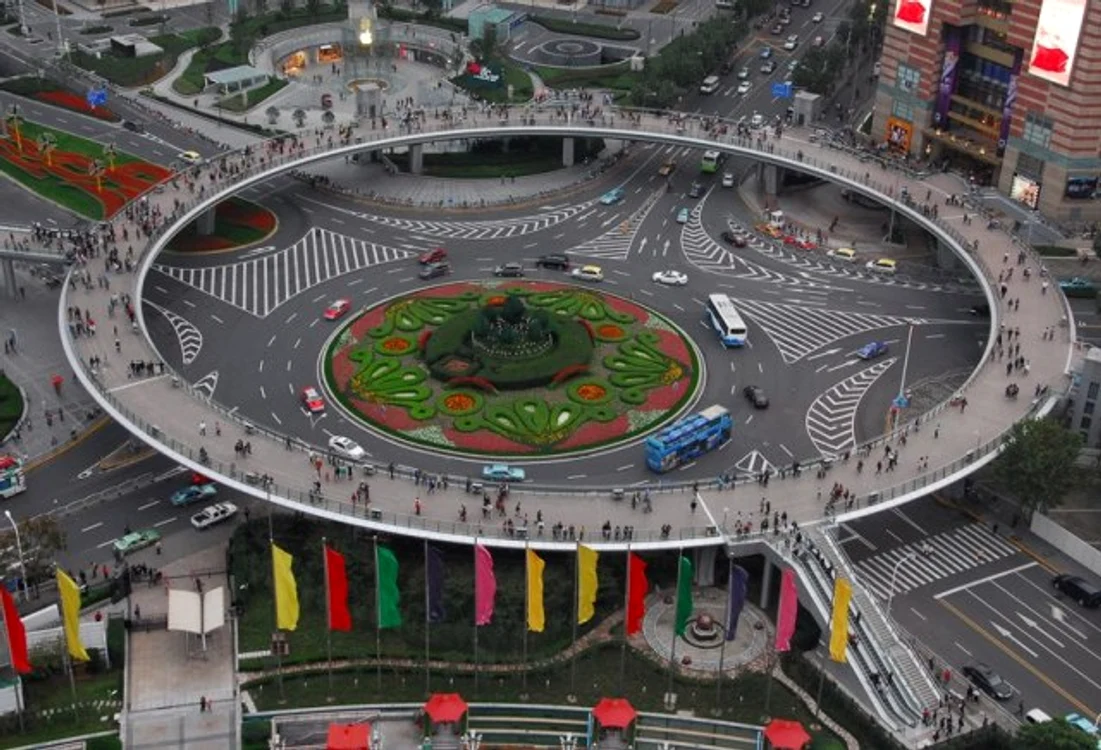
    Construcţia a devenit o atracţie turistică a oraşului Shanghai  