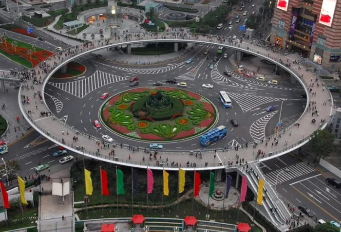 
    Construcţia a devenit o atracţie turistică a oraşului Shanghai  