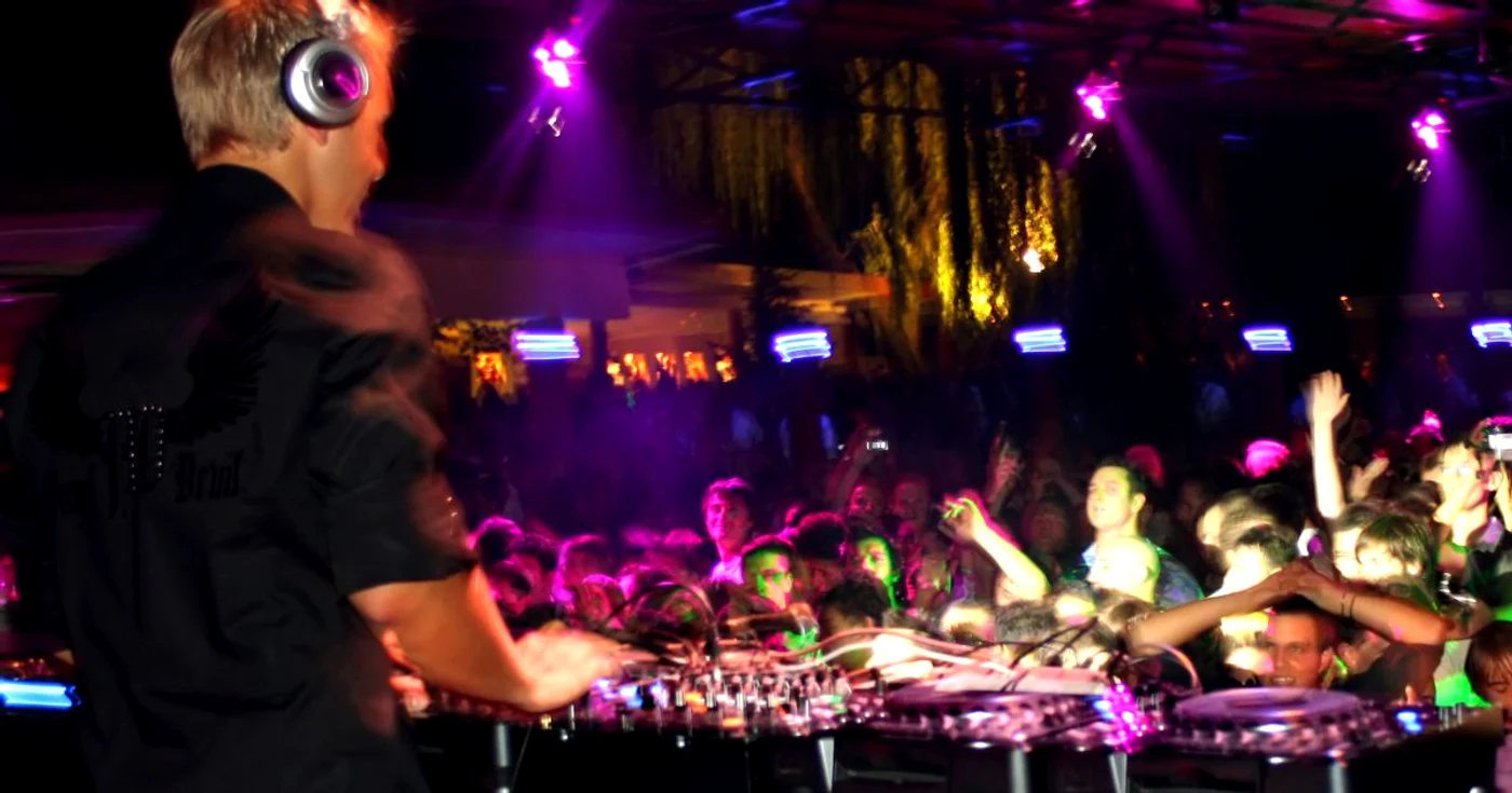 Tinerii vor dansa pe muzică electronică