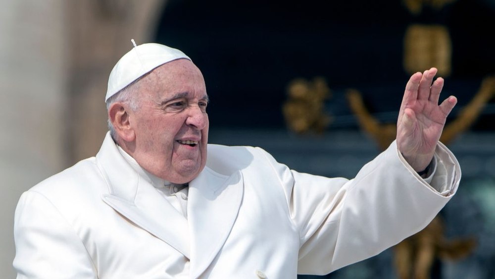 17 decembrie: Papa Francisc împlinește 87 de ani, la Timișoara a început Revoluția. În 2011, a murit „Diva desculță”