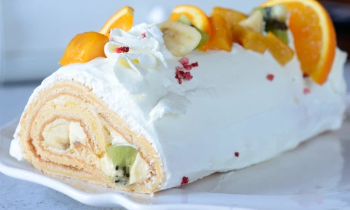 Rulada cu fructe si frisca  Sursa foto shutterstock 2326299423 jpg