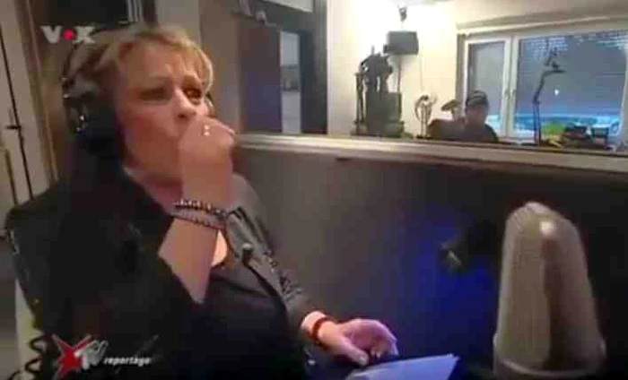 
    Pentru a fi convingătoare, actriţa îşi suge degetul în studioul de înregistrăricaptură video  