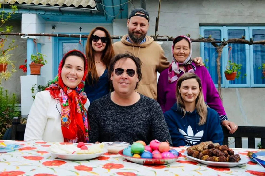 Charlie Ottley în timpul fimărilor din Delta Dunării  foto: AMDTDD