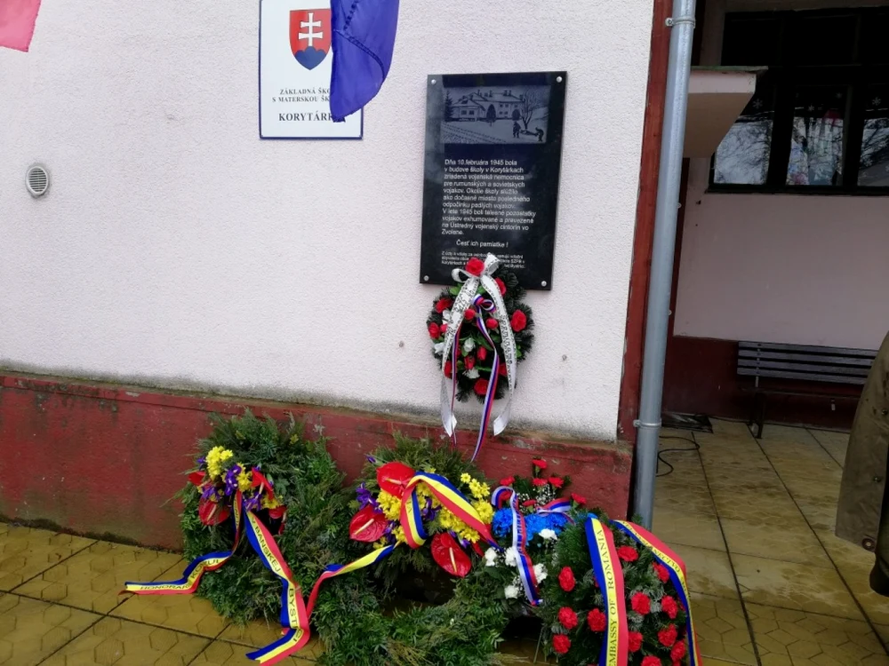 Slovacia Placă memorială la Korytarky lângă Banska Bystrica - eliberate de Armata Română Sursa bratislava.mae.ro