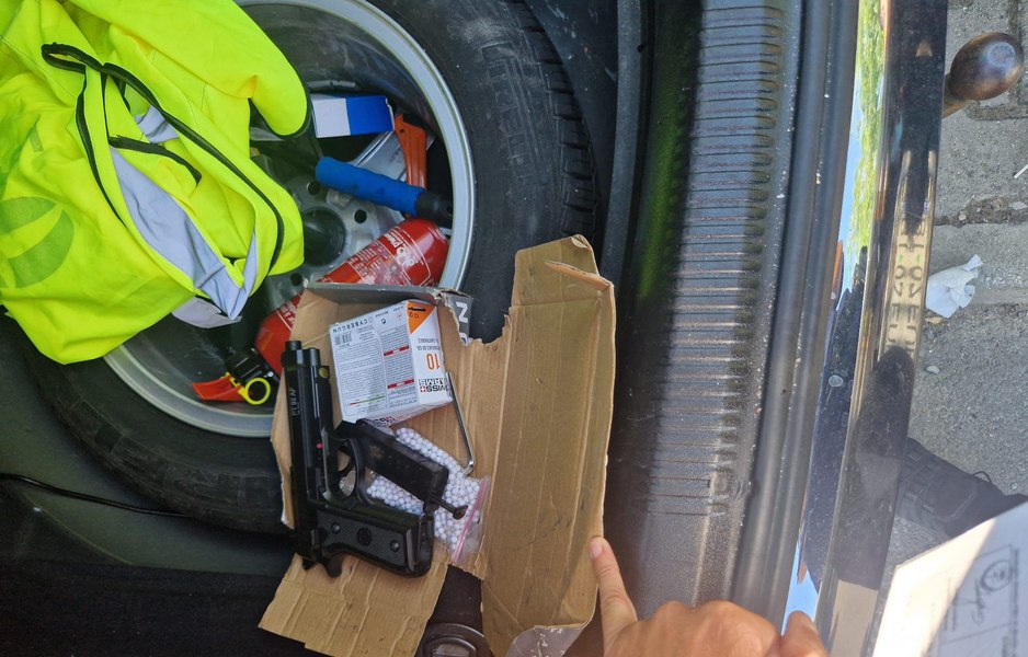 Focuri de armă la 2 Mai. Un individ a tras cu un pistol în geamul unui garaj. Inițial, s-a crezut că sunt artificii 
